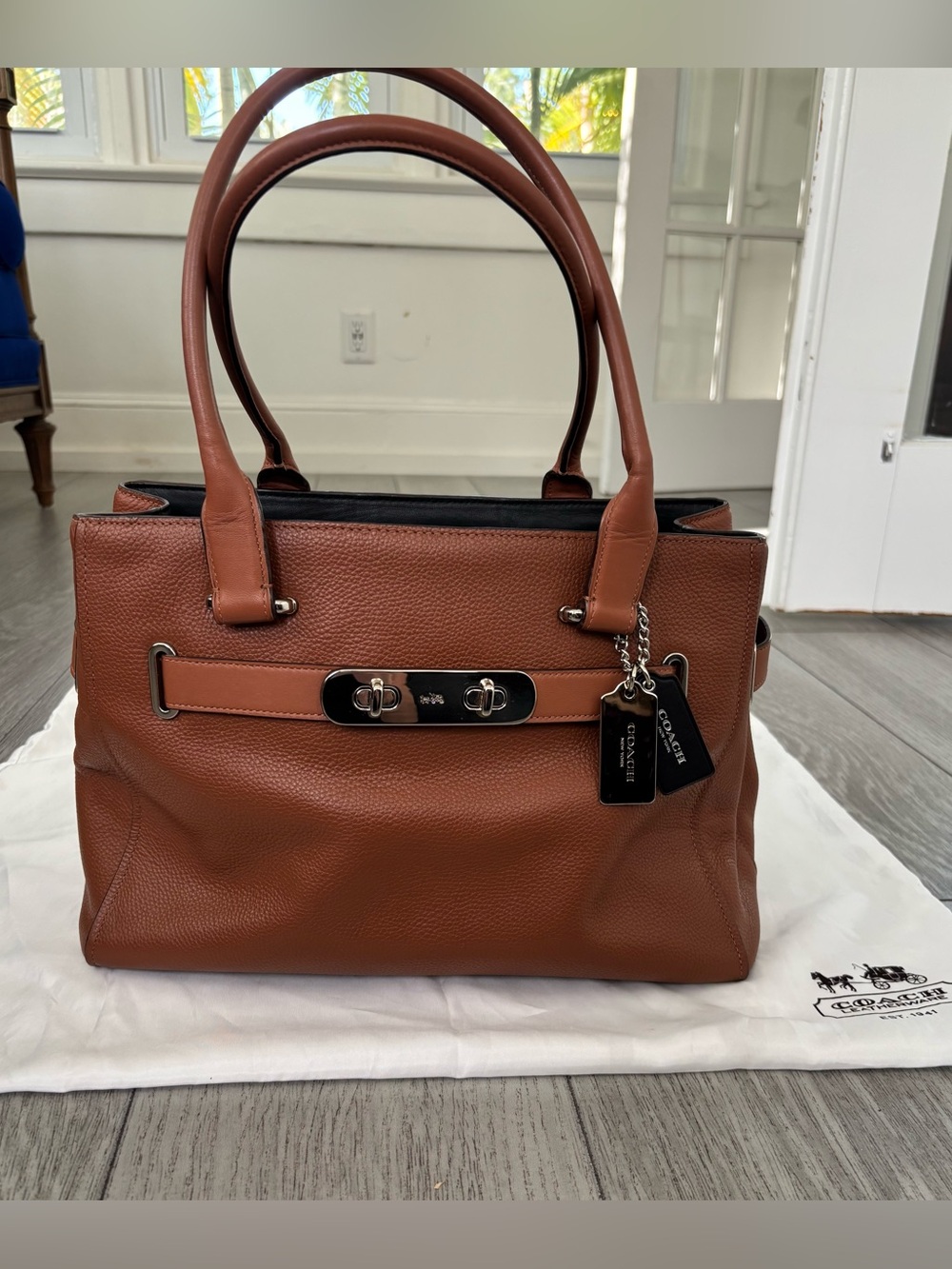 Coach Swagger bag in brown in GORGEOUS condition. Comes w branded dustbag.